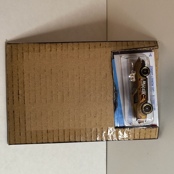 B22 Hot Wheels 68 Corvette Stingray Gas Monkey Garage with shipping protector - Picture 3 of 3